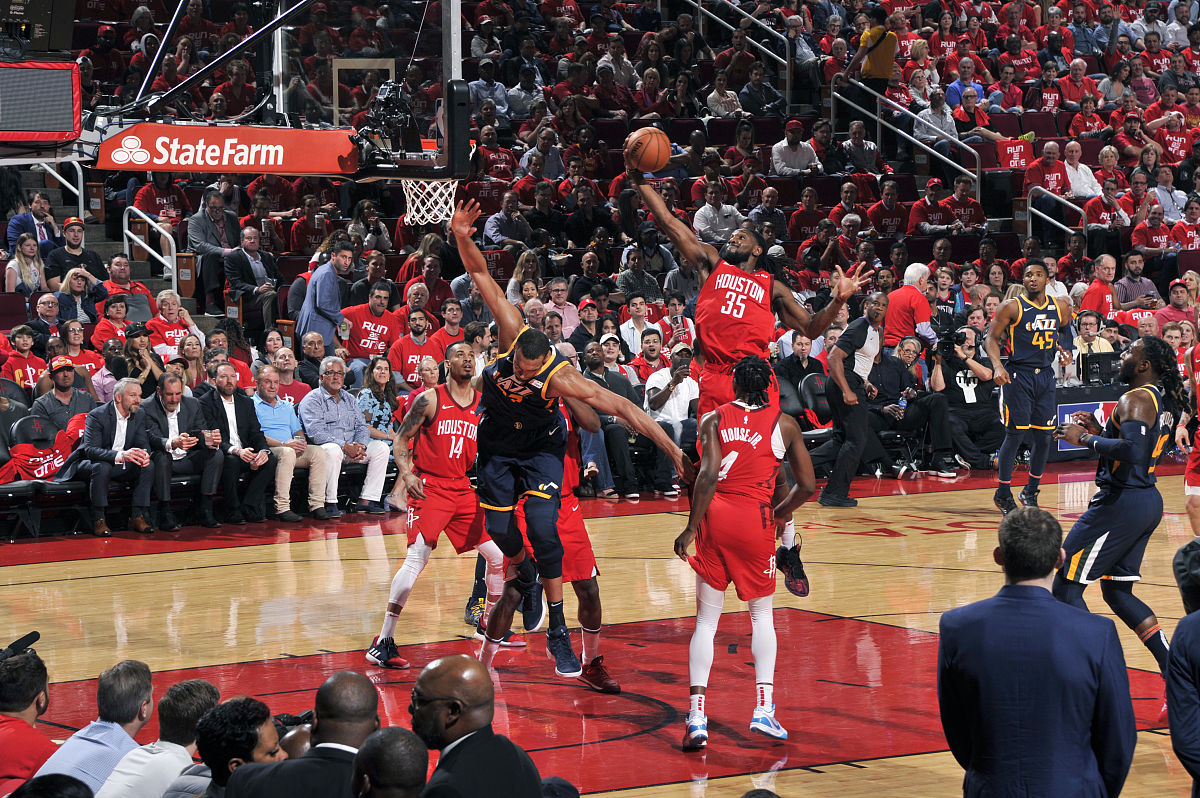 欧宝体育-关键比赛中球员实现完美合作,取得胜利的例子